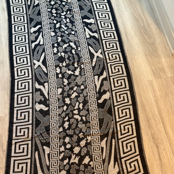 Pashmina Black and Gray Geometric scarf - Picture 1 of 4